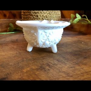 ✈️2/$12-3/$15 Vtg daisy button milkglass trinket